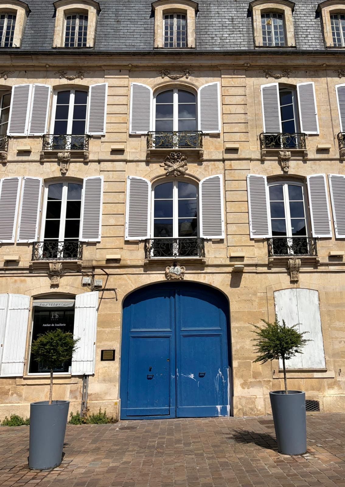 Façade du Cabinet Andries-Laudat, 34 Place Saint-Sauveur, 14000 Caen