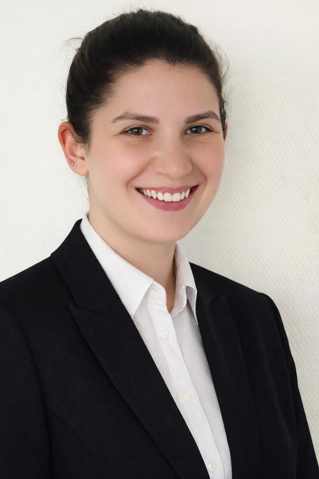 Lynda Millot, Assistante